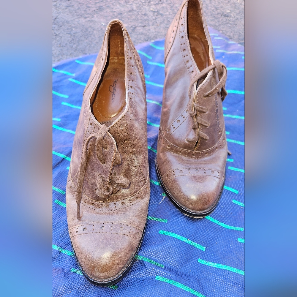 Heeled oxfords